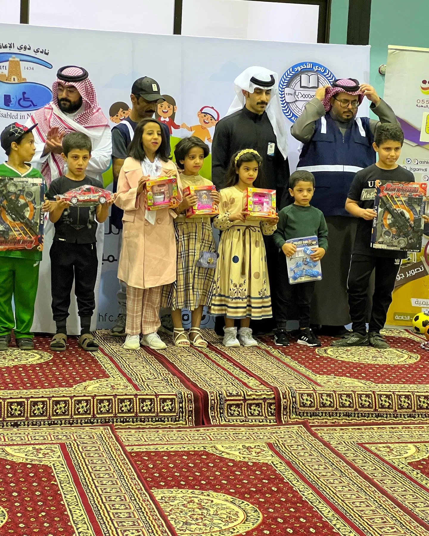 تكريم الأطفال وتوزيع الهدايا